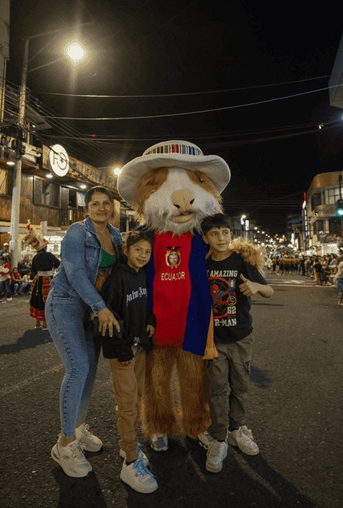 MoronaNet conecta a las familias de Morona Santiago en sus fiestas y momentos especiales Familia de Morona Santiago celebrando fiestas con conectividad MoronaNet